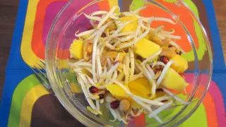 Funky taugésalade met mango & gekarameliseerde cashew noten