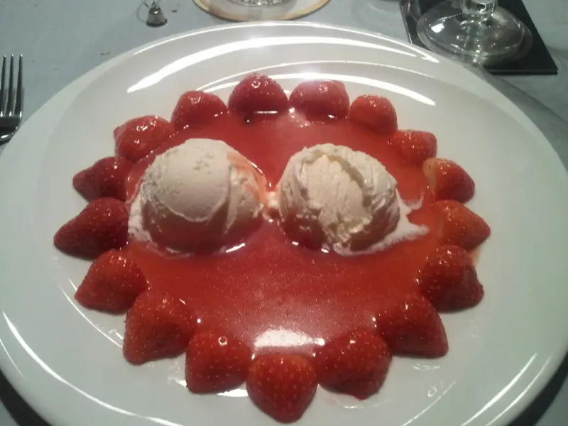 Aardbeien met groene pepersaus