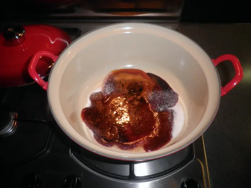 Ijs met ananas in karamelsaus