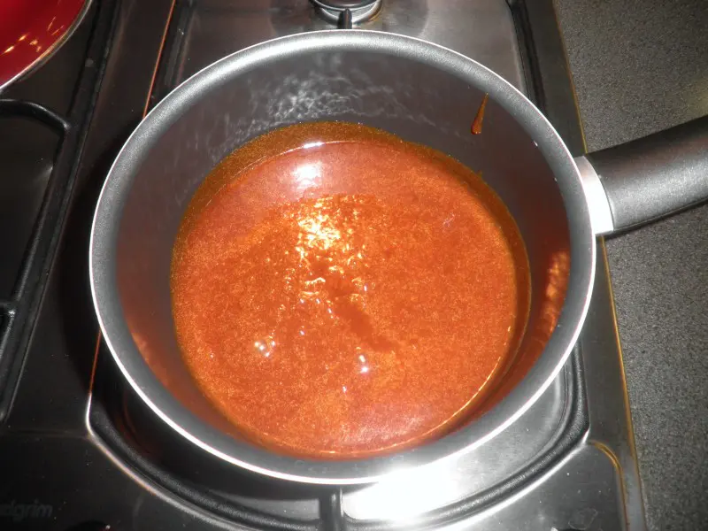 Ijs met ananas in karamelsaus